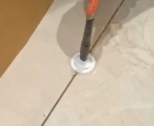 忻州市瓷砖空鼓维修公司专业解答瓷砖在铺贴过程中，如果没有涂抹均匀到位的粘结材料（如水泥砂浆或瓷砖胶），可能会导致以下问题