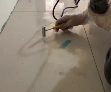 忻州市瓷砖开裂维修公司专业分享瓷砖在铺贴前如果没有沥干水分，将会导致以下问题