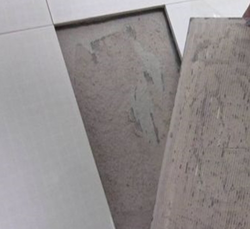 忻州市瓷砖空鼓维修公司分享瓷砖铺贴时如果打浆（即涂抹在瓷砖背面和基层上的砂浆或瓷砖胶）过少，会带来以下问题